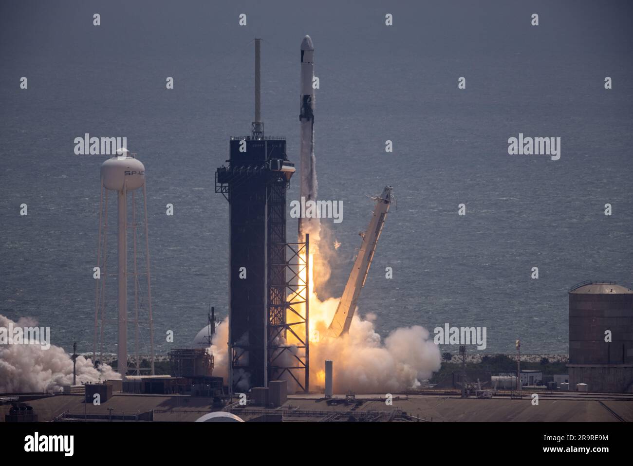 NASA SPX-28 Liftoff. Il razzo SpaceX Falcon 9 che trasporta la capsula Dragon si solleva dal Launch Complex 39A al Kennedy Space Center della NASA in Florida il 5 giugno 2023, per la missione 28th Commercial Resupply Services della compagnia per l'agenzia alla stazione spaziale Internazionale. Il decollo era alle 12:47. EDT. Dragon consegnerà al laboratorio orbitante circa 7.000 chili di provviste, attrezzature ed esperimenti scientifici. La navicella spaziale dovrebbe trascorrere circa un mese attaccata all'avamposto orbitante prima di tornare sulla Terra con la ricerca e il carico di ritorno, schiantandosi Foto Stock