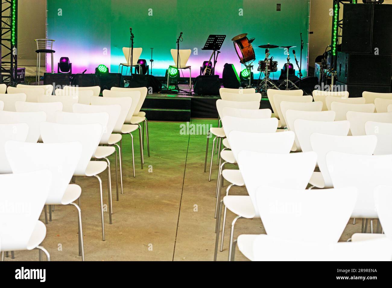 concerto di musica prima dello spettacolo con sedie bianche. orizzontale Foto Stock