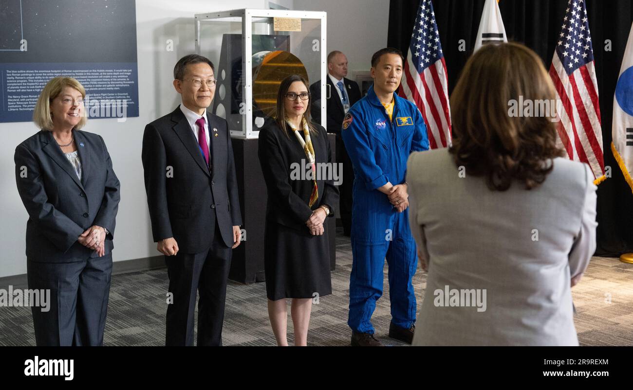 Vice presidente Harris e presidente Yoon della GSFC. Il vicepresidente Kamala Harris, a destra, parla con il vice amministratore della NASA Pam Melroy, a sinistra, il ministro MSIT Jong-ho Lee, il dottor Makenzie Lystrup, direttore del Goddard Space Flight Center della NASA, E l'astronauta della NASA Jonny Kim prima dell'arrivo del presidente Yoon Suk Yeol della Repubblica di Corea, martedì 25 aprile 2023, durante un tour del Goddard Space Flight Center della NASA a Greenbelt, MD Foto Stock