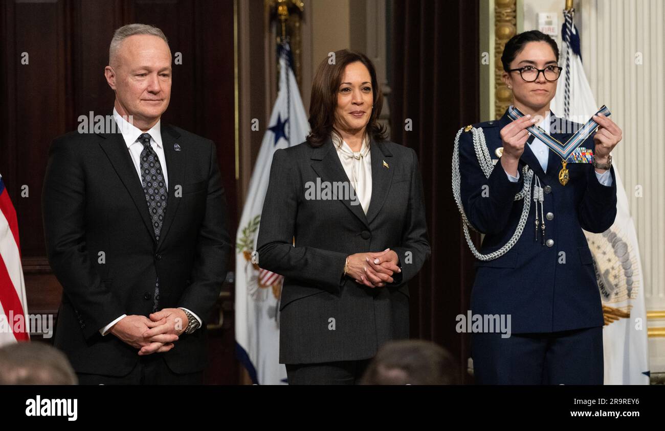 Cerimonia della Medaglia d'Onore dello spazio del Congresso. L'ex astronauta della NASA Douglas Hurley riceve la Medaglia d'Onore spaziale del Congresso dal Vice Presidente Kamala Harris durante una cerimonia nella stanza del Trattato Indiano dell'Eisenhower Executive Office Building, martedì 31 gennaio 2023, a Washington. Gli ex astronauti Behnken e Douglas Hurley hanno ricevuto la Medaglia d'Onore spaziale del Congresso per il loro coraggio nella missione dimostrativa SpaceX-2 della NASA alla stazione spaziale Internazionale nel 2020, il primo volo con equipaggio come parte del Commercial Crew Program dell'agenzia. Foto Stock