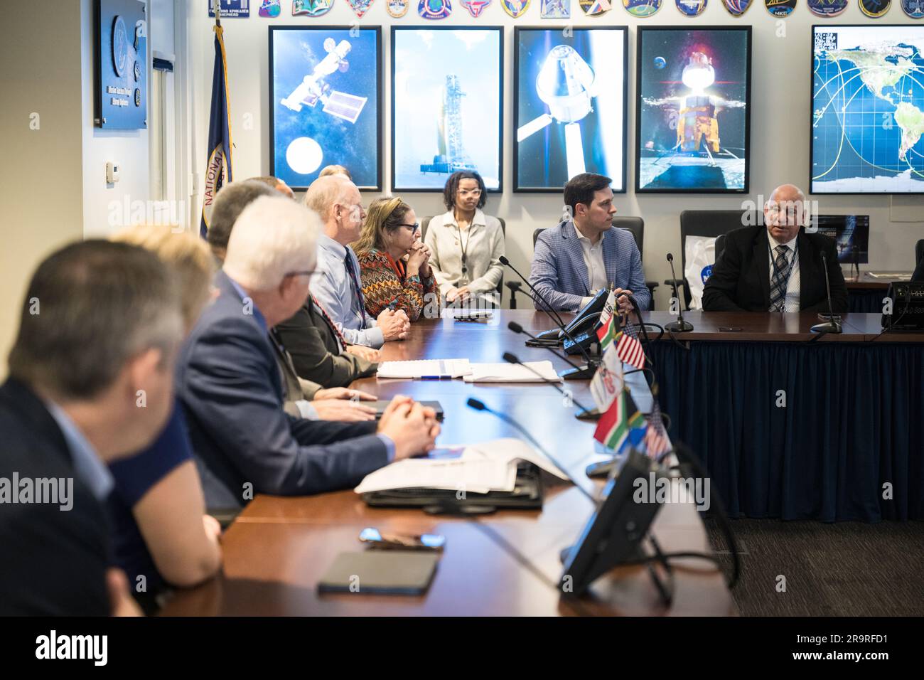 Il responsabile dello sviluppo della scansione della NASA Bill Marinelli ha incontrato il Premier del governo del Capo Occidentale Alan Winde, Ken Bowersox, Badri Younes e altri funzionari della sede centrale della NASA Mary W. Jackson il 13 giugno 2023. Hanno discusso lo sviluppo di un'antenna per la missione Lunar Exploration Ground Sites (LEGS) a Matjiesfontein, Sudafrica. Foto Stock