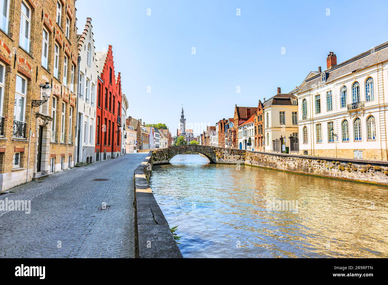 Ponte di pietra sul canale Langerei a Bruges, Bruges, Belgio Foto Stock