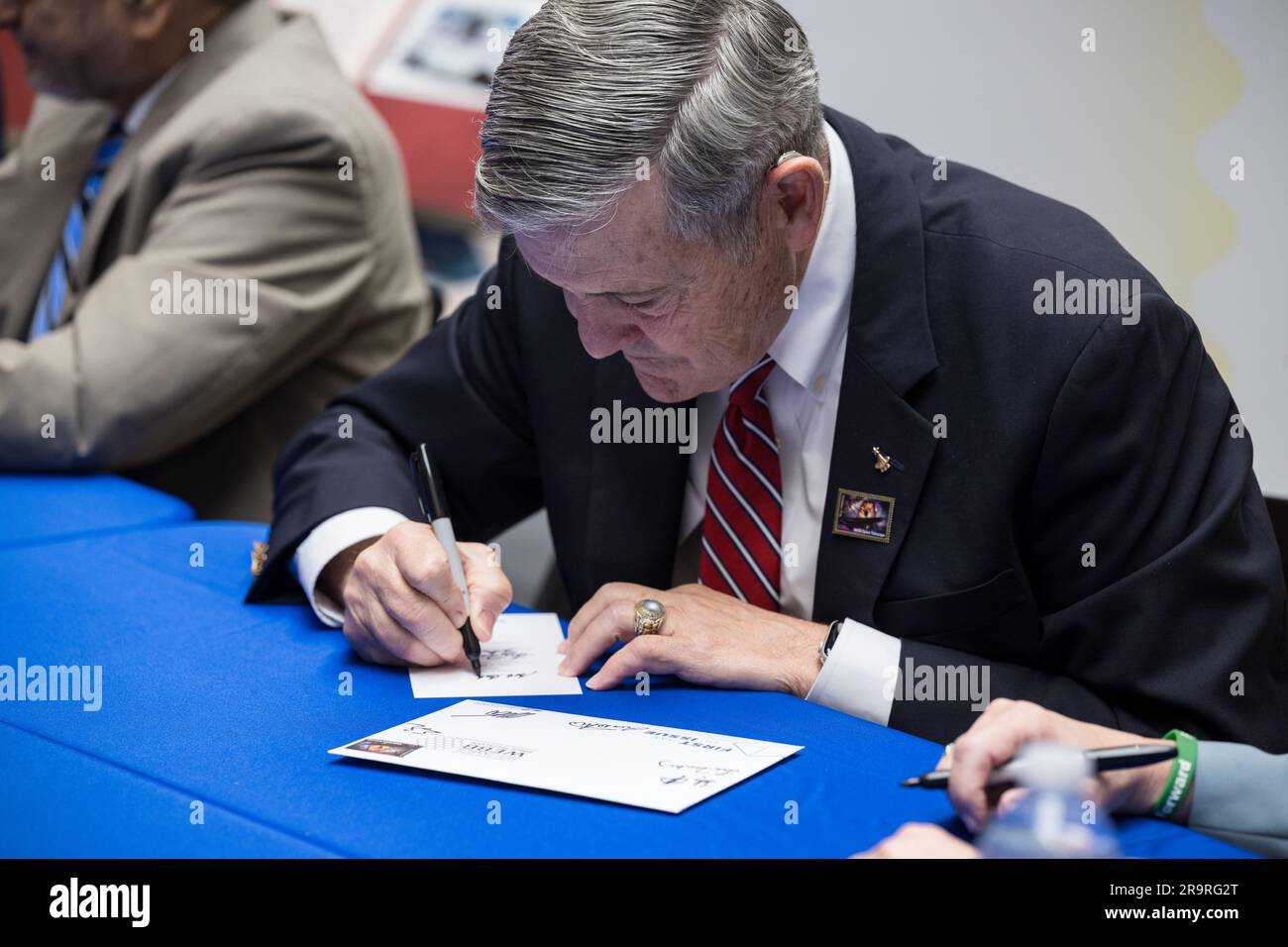 Cerimonia di emissione del timbro JWST. Amministratore associato della NASA ed ex astronauta Bob Cabana, autografa una lettera con il nuovo francobollo del servizio postale degli Stati Uniti che celebra il James Webb Space Telescope (JWST) della NASA su di esso, al primo giorno di emissione, giovedì 8 settembre 2022, allo Smithsonian's National Postal Museum di Washington. Il francobollo, che presenta un'illustrazione dell'osservatorio, onora la missione di Webb di esplorare l'ignoto nel nostro universo, risolvendo misteri nel nostro sistema solare, guardando oltre i mondi lontani intorno ad altre stelle, e sondando le strutture e l'origine Foto Stock