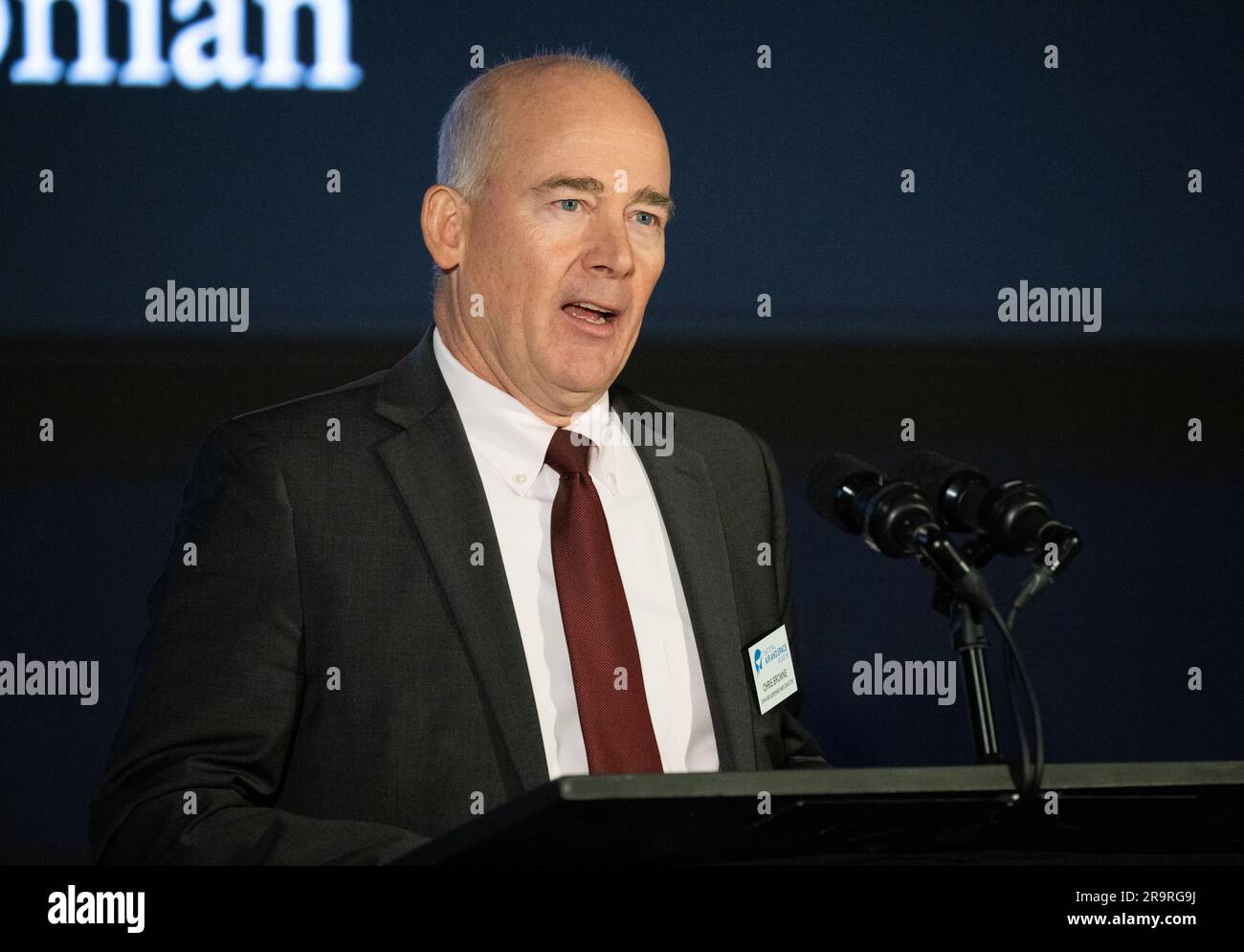 TEMPO Briefing. Christopher Browne, direttore dello Smithsonian's National Air and Space Museum, espone osservazioni durante un briefing sullo strumento TEMPO (emissioni troposferiche: Monitoraggio dell'inquinamento) della NASA, martedì 14 marzo 2023 presso lo Smithsonian's National Air and Space Museum di Washington. Lo strumento di TEMPO della NASA, la prima missione Earth Venture Instrument, misurerà l’inquinamento atmosferico in tutto il Nord America da città del Messico alle sabbie bituminose canadesi e dall’Atlantico al Pacifico ogni ora e ad alta risoluzione spaziale. Una partnership tra la NASA e il Center for Astrophysics Har Foto Stock