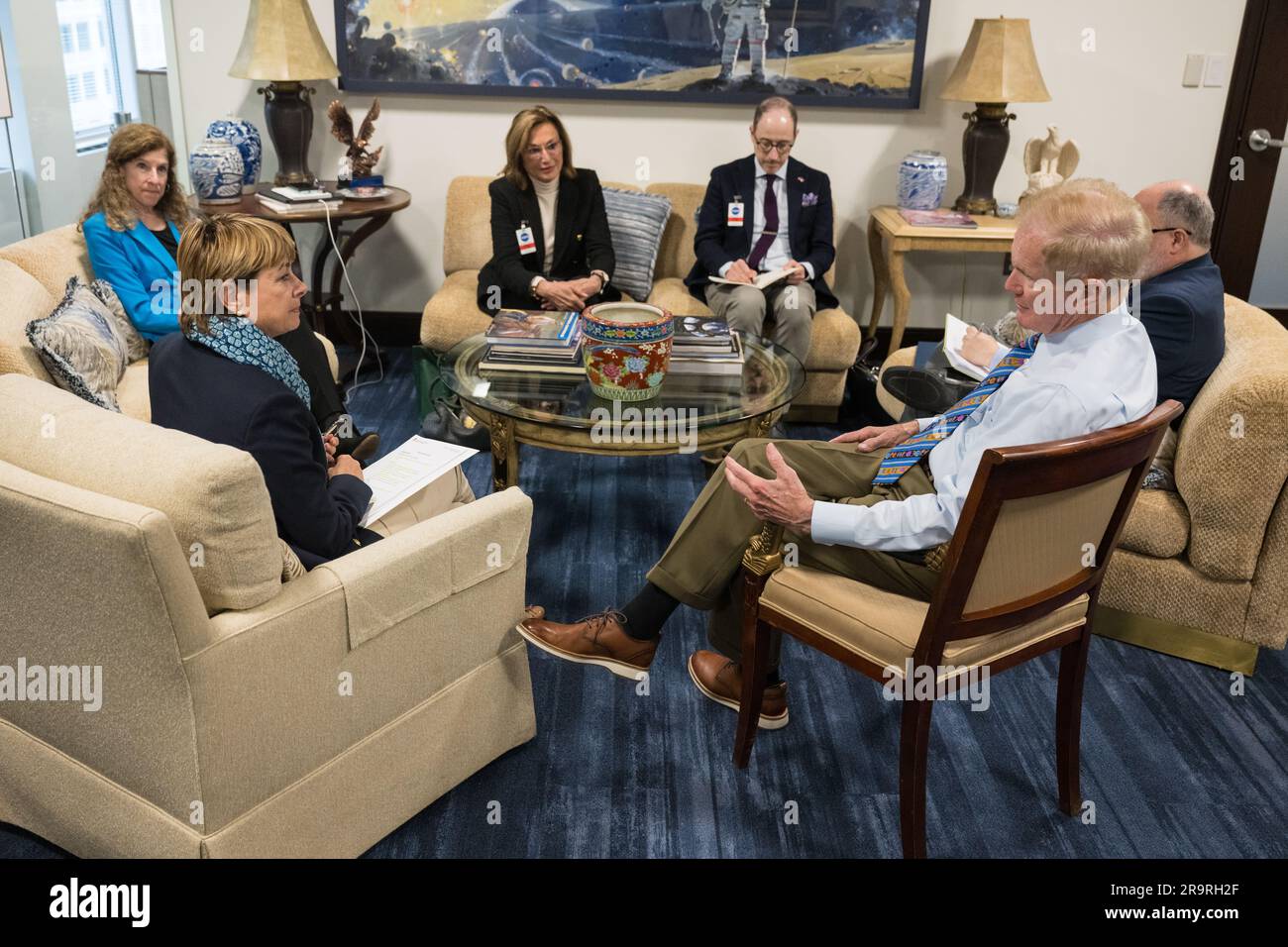 L'amministratore della NASA Bill Nelson, il ministro di Monaco Isabelle Berro-Amadeou, l'amministratore associato della NASA Karen Feldstein, l'ambasciatore Maguy Maccario Doyle, il vice capo della missione Jean-Philippe Bertani e lo specialista di programmi internazionali Anthony Tsougranis si sono incontrati presso la sede della NASA il 22 giugno 2023 per discutere della cooperazione internazionale e dei programmi spaziali. Foto Stock