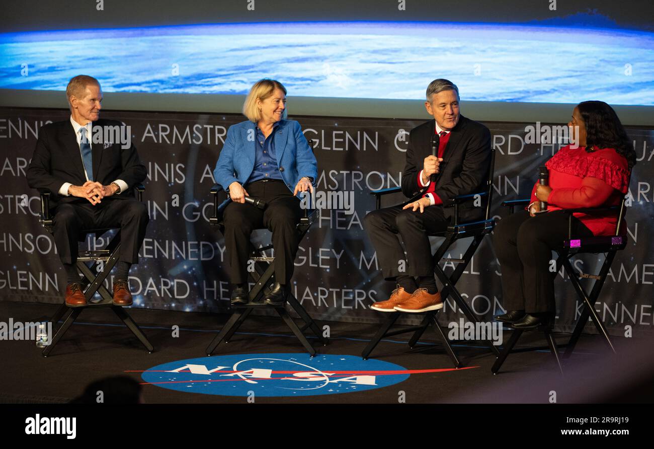 L'amministratore della NASA Bill Nelson, il vice amministratore Pam Melroy, l'amministratore associato Bob Cabana e Michelle Jones della NASA Communications partecipano alla fine dell'anno 2022 All Hands presso la sede della NASA Mary W. Jackson il 13 dicembre 2022, esaminando i risultati e i piani per il 2023. Foto Stock