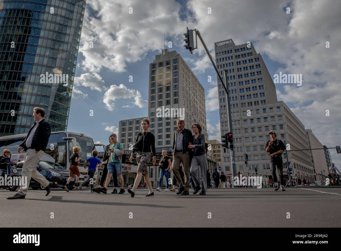 Berlino, Germania. 28 giugno 2023. I pedoni navigano nel vivace paesaggio urbano il 28 giugno 2023, incarnando le incertezze che affliggono i consumatori tedeschi durante il clima economico prevalente. La Germania sta vivendo una recessione tecnica, con un calo dell’economia tra la fine del 2022 e l’inizio del 2023 rispetto ai trimestri precedenti. (Immagine di credito: © Michael Kuenne/PRESSCOV via ZUMA Press Wire) SOLO USO EDITORIALE! Non per USO commerciale! Foto Stock