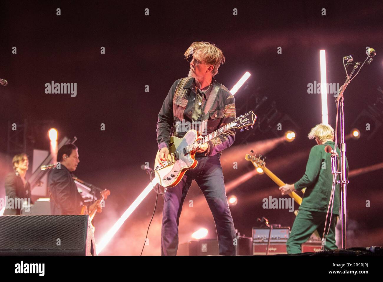 Pilton, Regno Unito. Domenica 25 giugno 2023. Festival di Glastonbury Josh Homme di Queens of the Stone Age si esibisce sull'altro palco © Jason Richardson / Alamy Liv Foto Stock