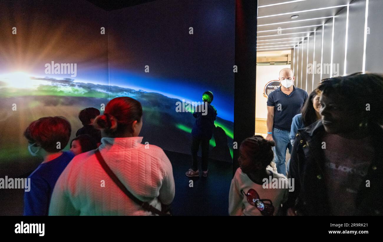 Gli studenti locali hanno partecipato a un evento di coinvolgimento del Earth Information Center (EIC) il 23 giugno 2023, presso la sede centrale della NASA Mary W. Jackson, Washington, D.C. l'EIC fornisce esperienze interattive con dati della Terra dal vivo, visualizzazione e narrazione per dimostrare i cambiamenti planetari e ambientali e sostenere l'educazione STEM. Foto Stock