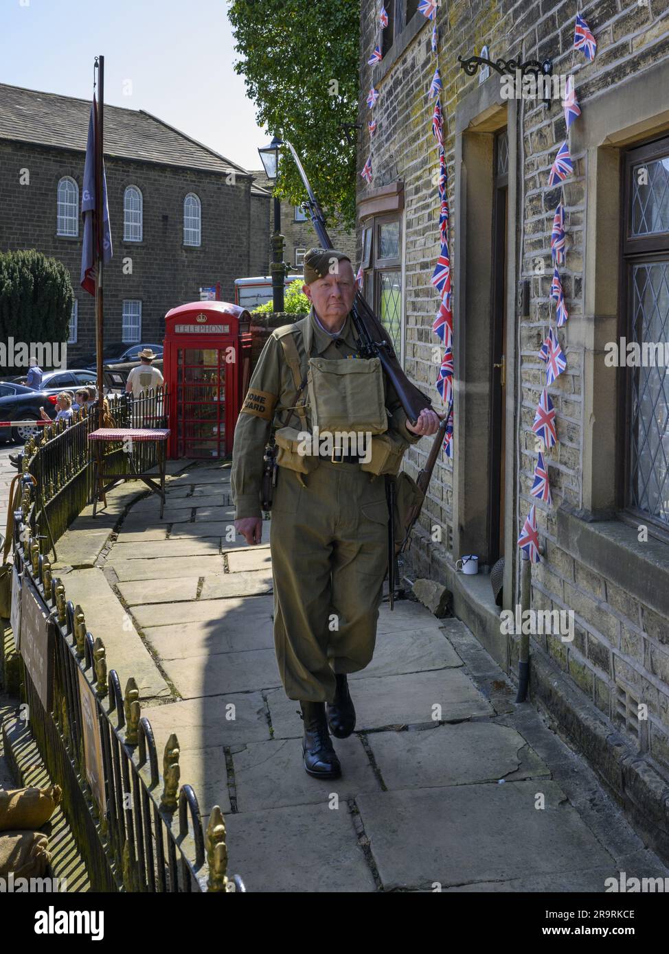 Haworth 1940's Living History Event (uomo pattuglia e guardia, costume da Dad's Army cachi della seconda guerra mondiale, kit replica maschera a gas) - West Yorkshire, Inghilterra Regno Unito. Foto Stock