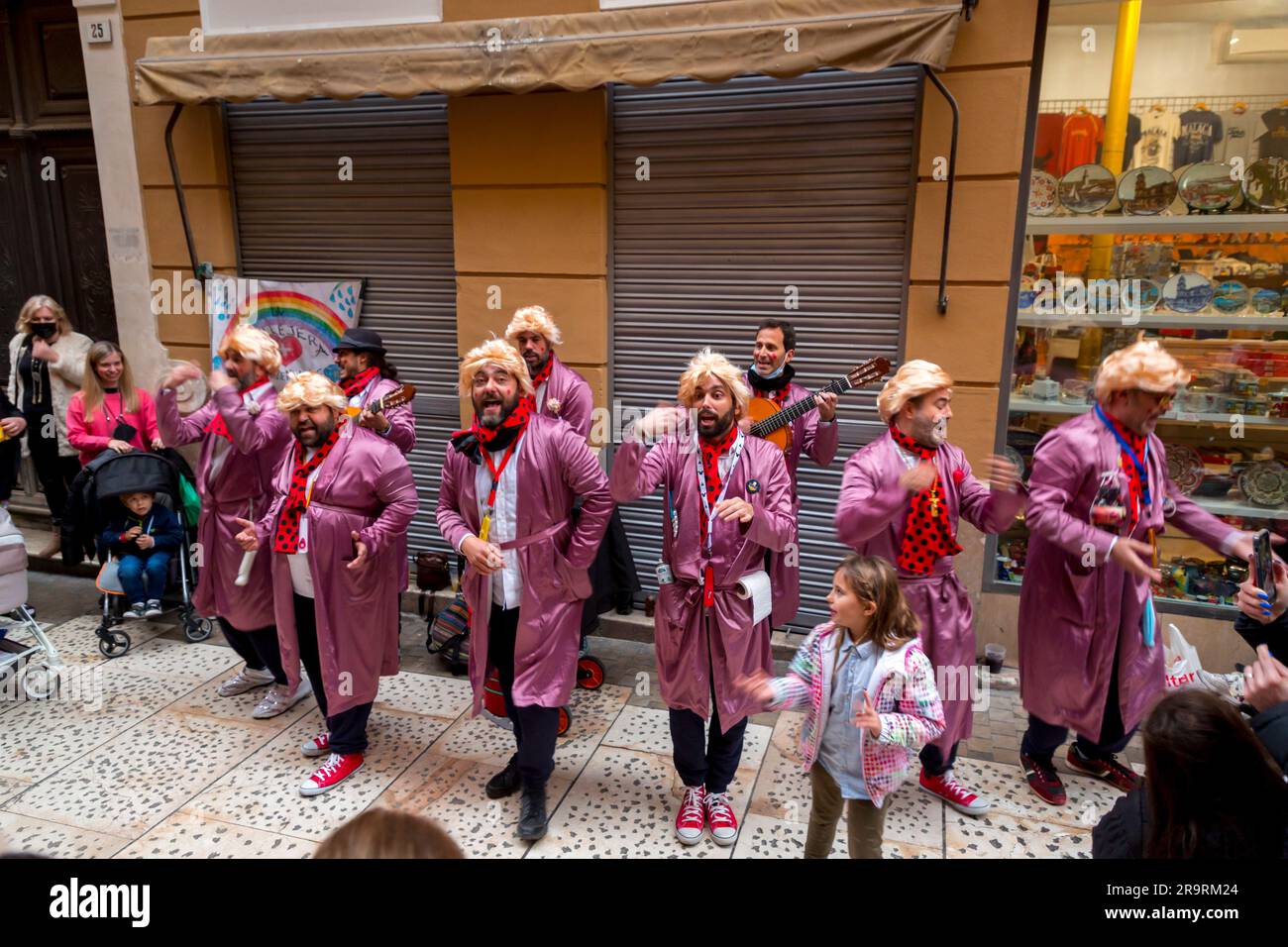 Malaga, Spagna - FEB 27, 2022: Persone che celebrano il Carnevale di Malaga con costumi, confetti, musica, danza, marce e spettacoli per bambini a Malaga Foto Stock