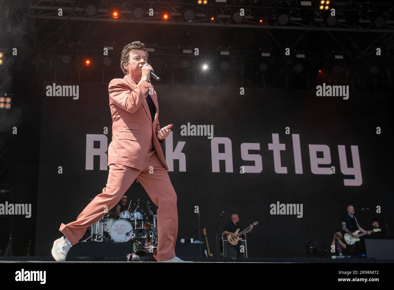 Pilton, Regno Unito. Sabato 24 giugno 2023. Festival di Glastonbury Rick Astley sul palco della Piramide © Jason Richardson / Alamy Live News Foto Stock