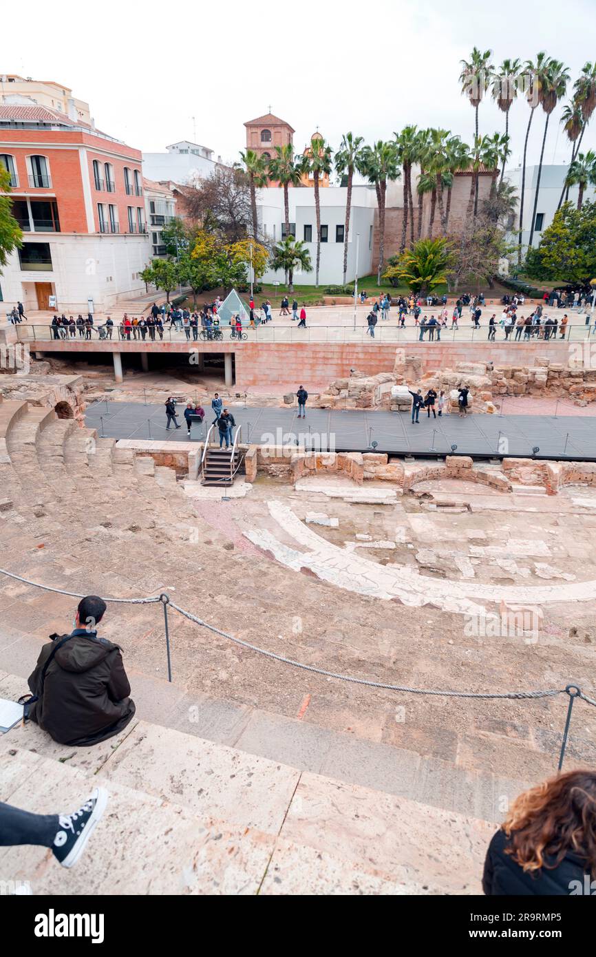 Malaga, Spagna - FEB 27, 2022: El Teatro Romano è il monumento più antico di Malaga, situato nel cuore culturale della città, ai piedi del famoso Foto Stock