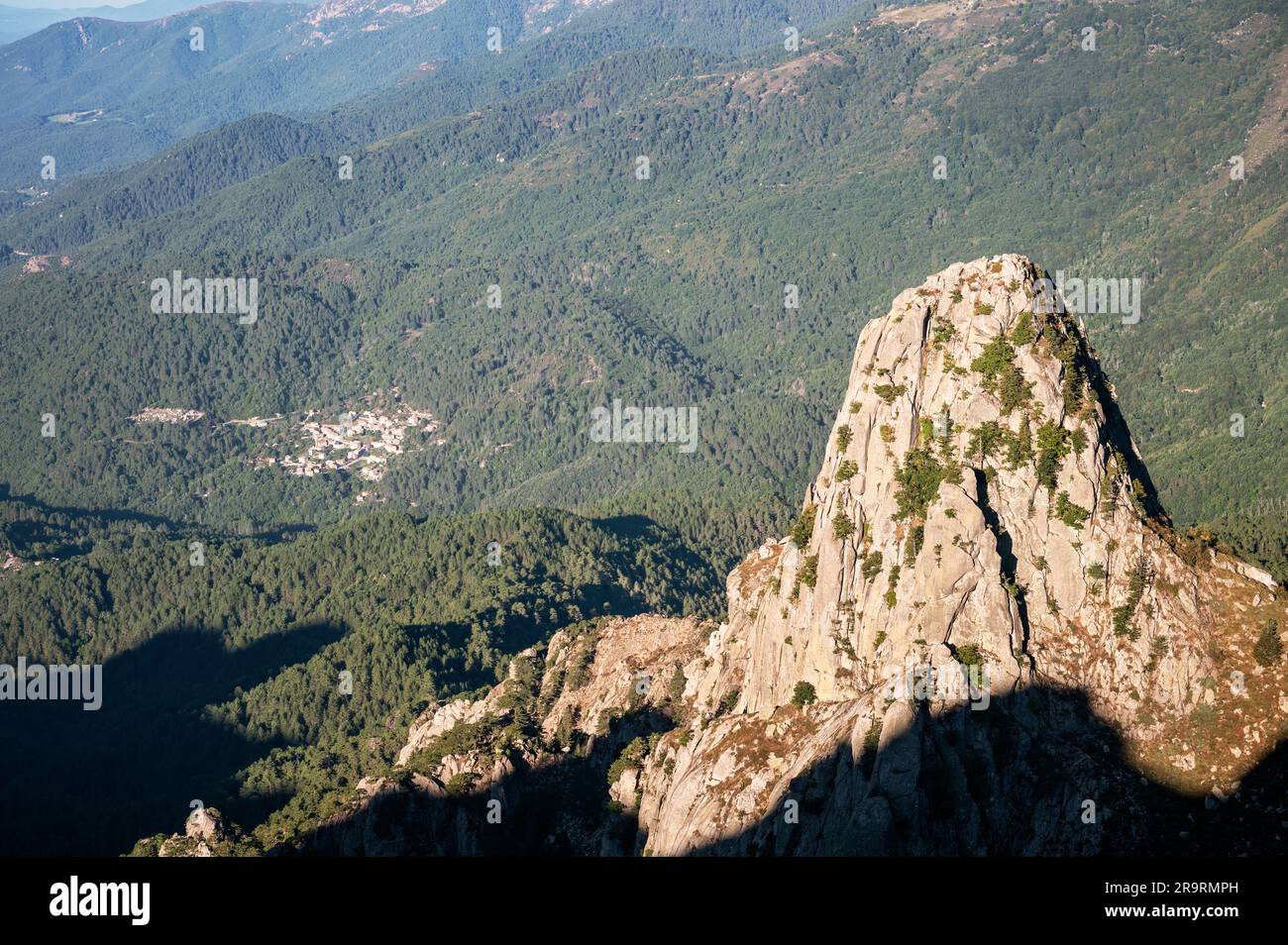 Picco roccioso di fronte al villaggio di Palneca (Palleca) tra Prati e Usciolu, GR20, Corsica, Francia Foto Stock