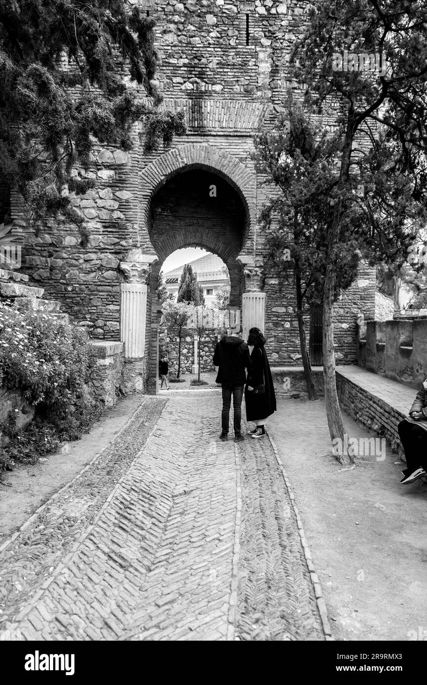 Malaga, Spagna - FEB 27, 2022: Alcazaba, una fortificazione sontuosa a Malaga, Spagna. Fu costruito dalla dinastia Hammudide all'inizio dell'XI secolo. Foto Stock