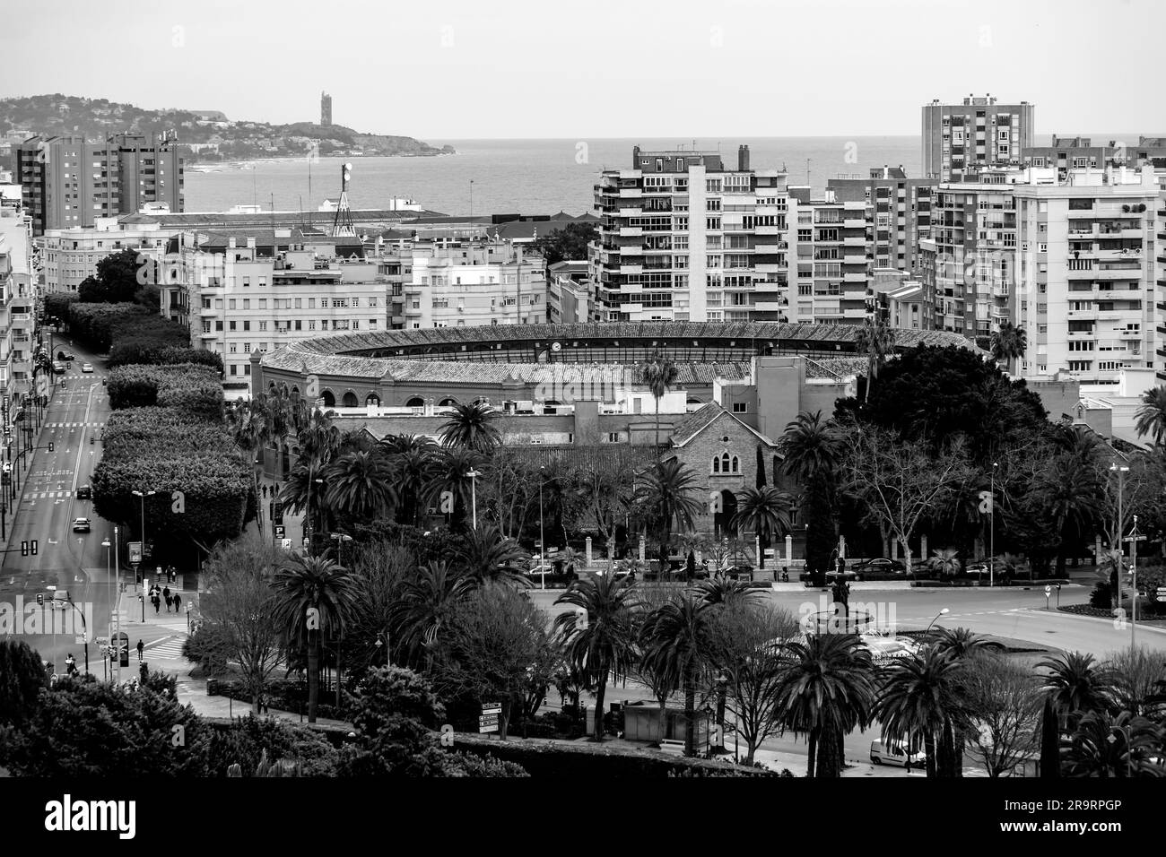 Malaga, Spagna - FEB 27, 2022: Guardando in basso ai distretti costieri di Malaga, Andalusia, Spagna. Foto Stock