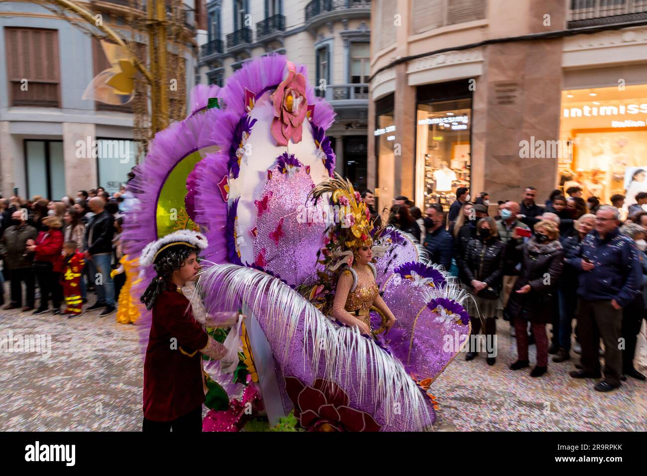 Malaga, Spagna - FEB 27, 2022: Persone che celebrano il Carnevale di Malaga con costumi, confetti, musica, danza, marce e spettacoli per bambini a Malaga Foto Stock