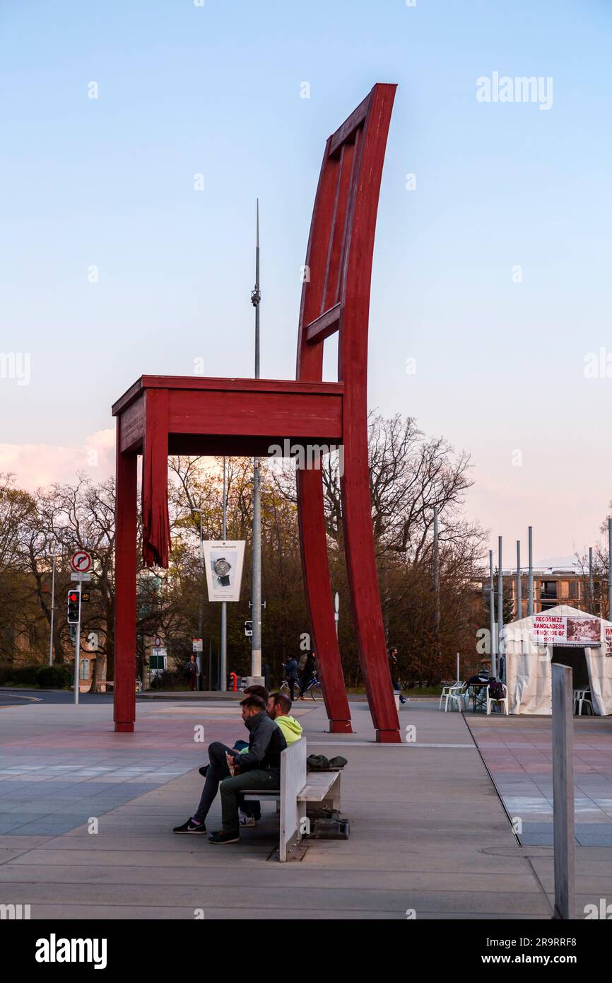 Ginevra, Svizzera - 25 marzo 2022: Broken Chair è una scultura monumentale in legno progettata dall'artista svizzero Daniel Berset e costruita da Carpent Foto Stock