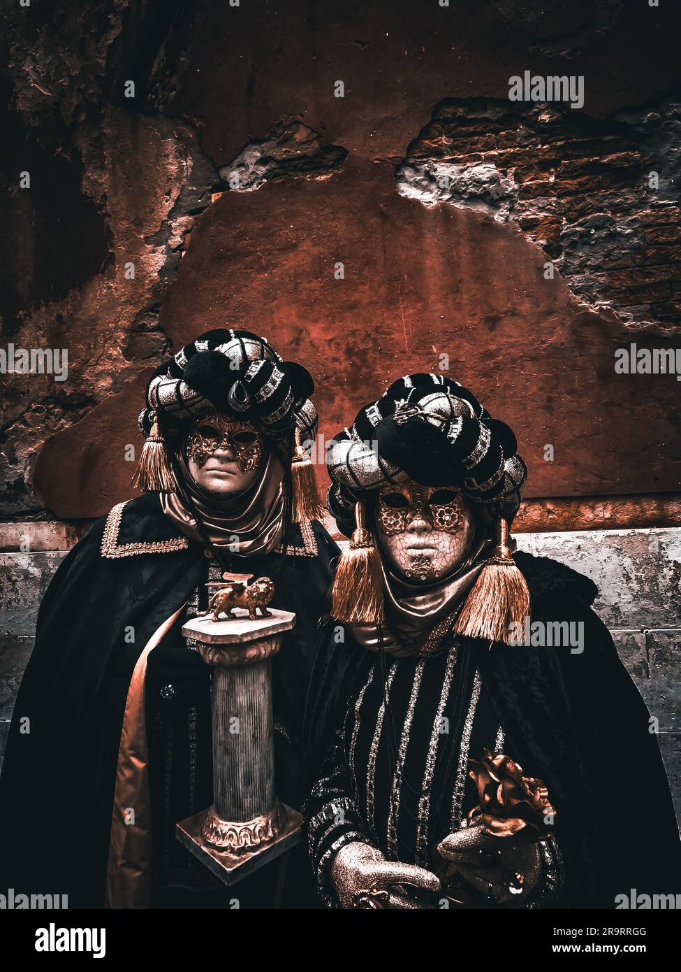 Due persone indossano costumi medievali durante il Carnevale di Venezia Foto Stock