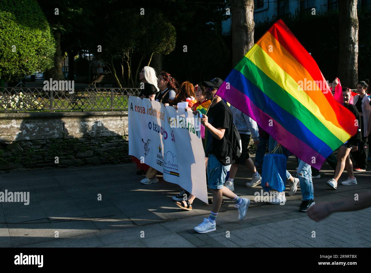 28 giugno 2023: Lugo, Galizia, Spagna. I partecipanti alla manifestazione in commemorazione dell'International LGBTTIQ Pride Day nella città murata di Lugo. (Immagine di credito: © Cristian Leyva/ZUMA Press Wire) SOLO USO EDITORIALE! Non per USO commerciale! Foto Stock