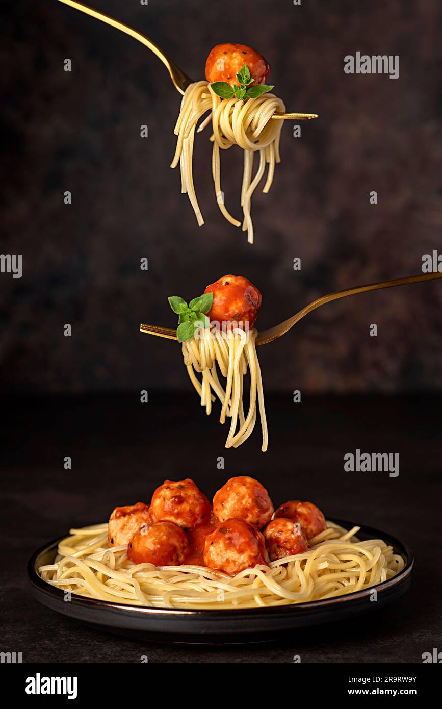 Fotografia alimentare di polpette, pollo, carne, spaghetti, pasta, pomodoro, salsa, basilico, vitello, fritto, grigliato, arrosto, forchetta Foto Stock