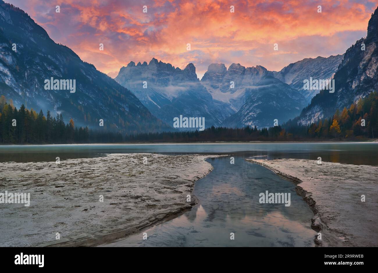 Paesaggio alpino autunnale nelle Dolomiti, Italia, Europa Foto Stock