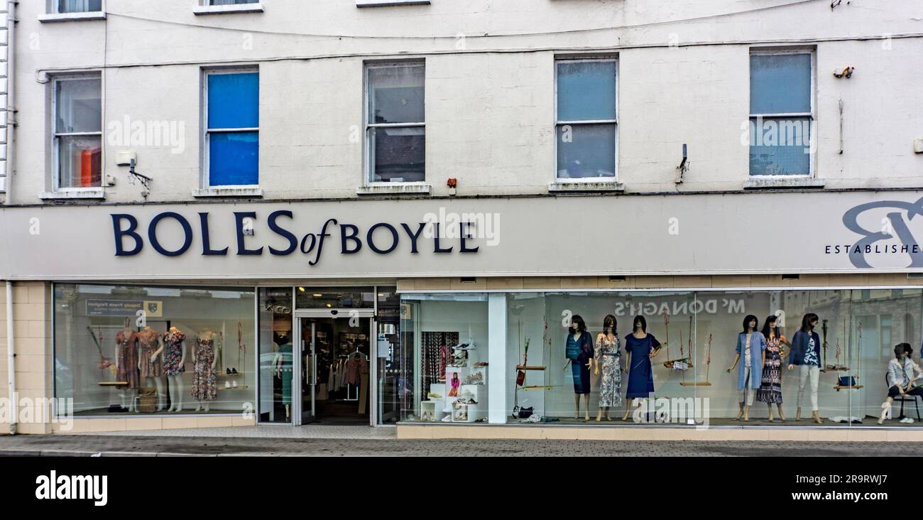 Boles di Boyle, Co Roscommon, Irlanda. Un negozio di abbigliamento di proprietà irlandese per tutta la famiglia, in attività dal 1886. Foto Stock