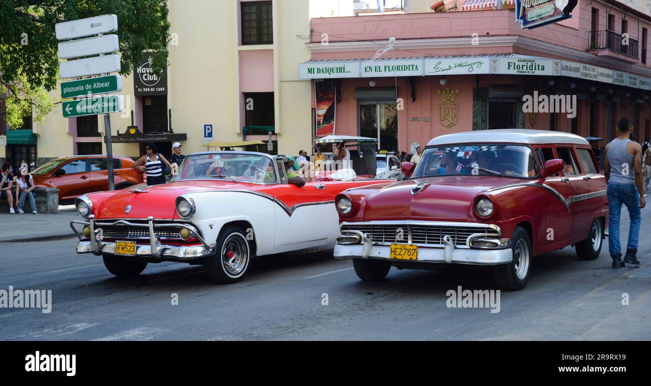 Auto d'epoca per strada, Cuba Foto Stock
