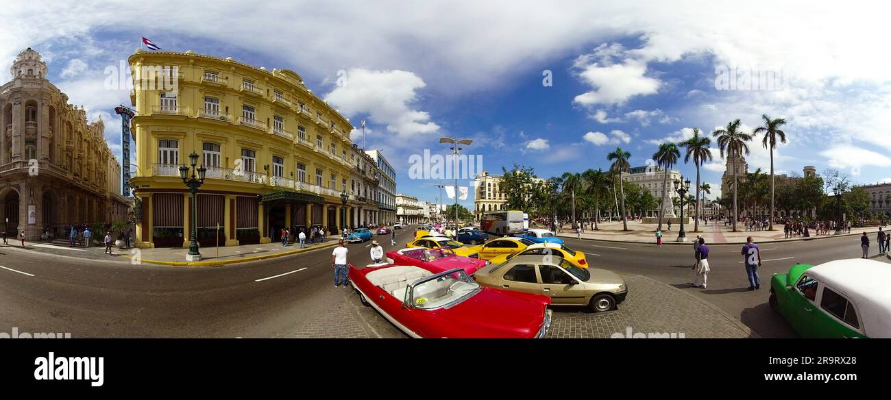 Linea di auto d'epoca in città, Cuba Foto Stock