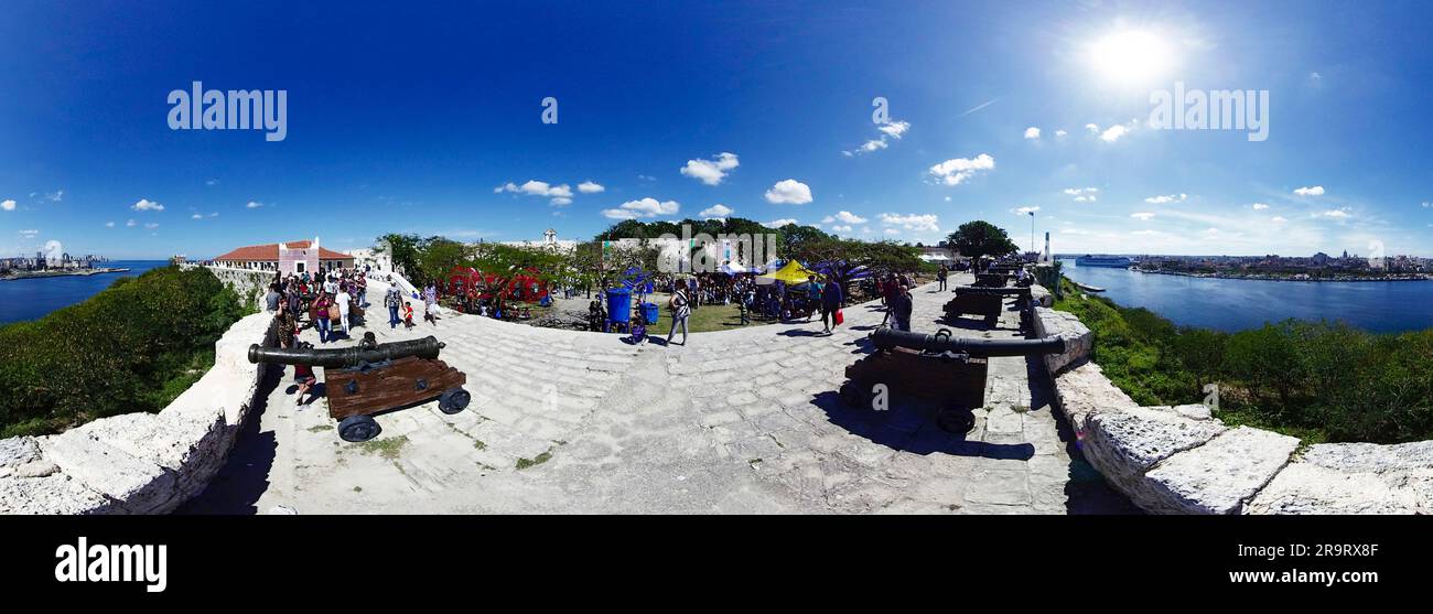 Cannoni lungo la fortezza, l'Avana, la Habana, Cuba Foto Stock