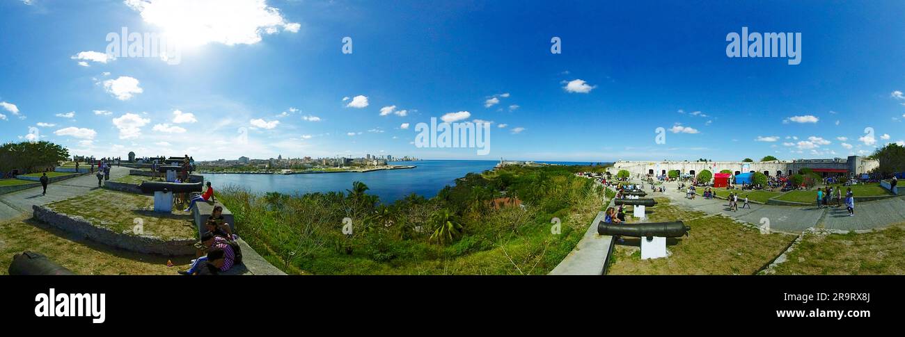 Cannoni lungo la fortezza, l'Avana, la Habana, Cuba Foto Stock