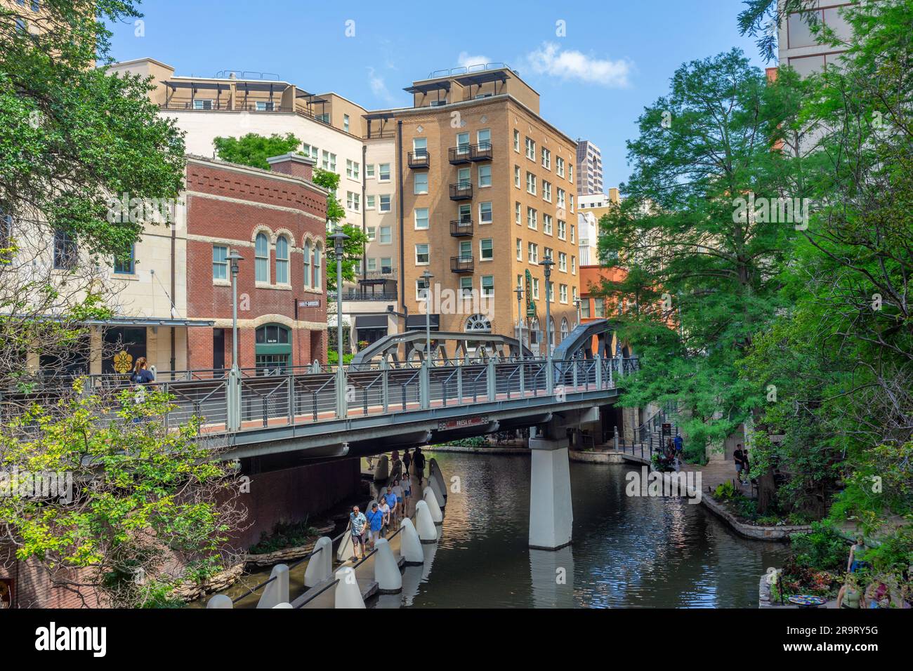 San Antonio, Texas, Stati Uniti d'America – 8 maggio 2023: Ponte a capriata in acciaio presa Street sul lungofiume di San Antonio nel centro di San Antonio, Texas. Foto Stock