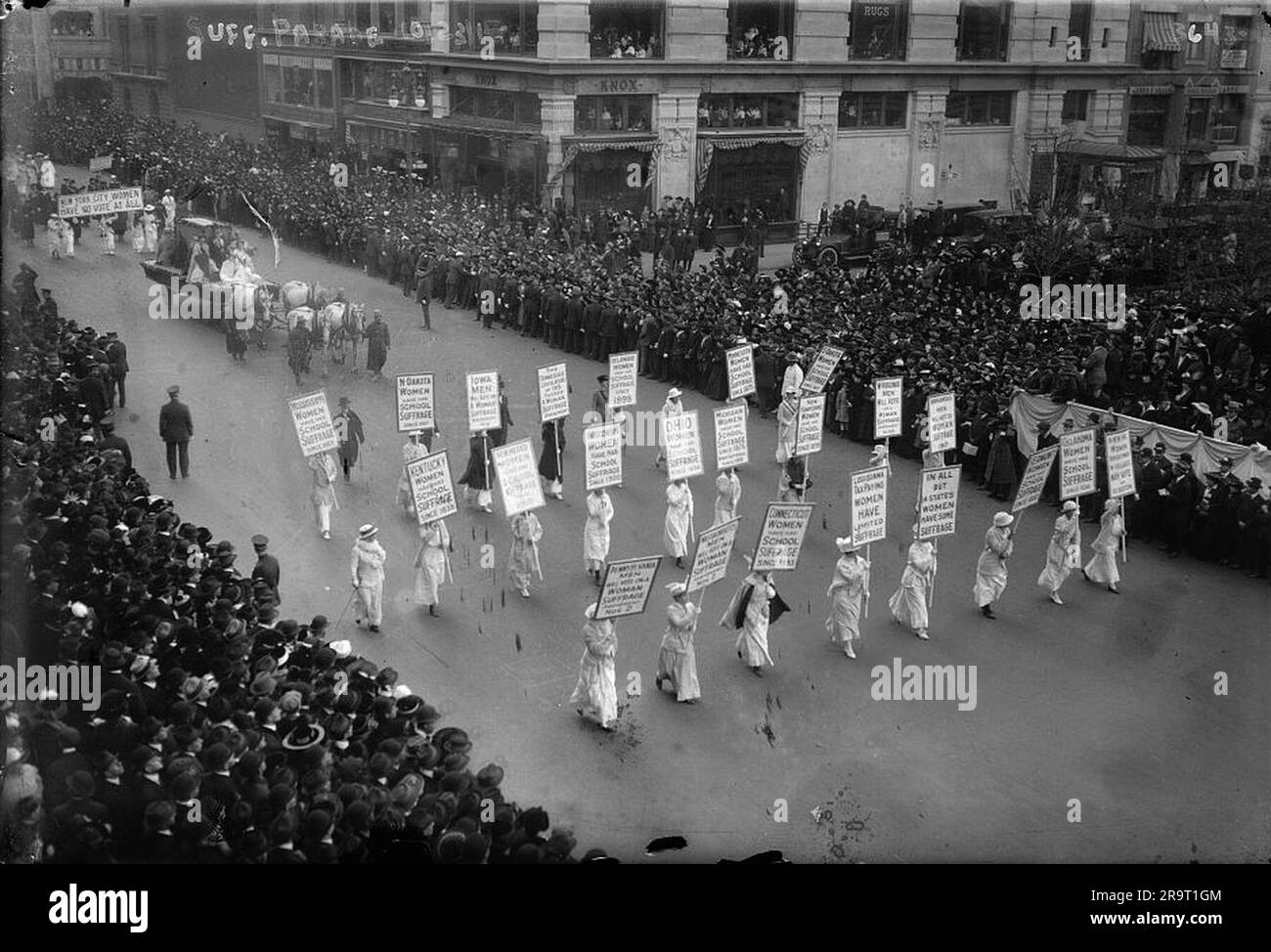 Il 23 ottobre 1915 a New York, le forze del movimento per il suffragio femminile si mobilitarono per creare una parata di migliaia di persone per smuovere le coscienze degli americani sulla questione della parità dei diritti. Foto Stock