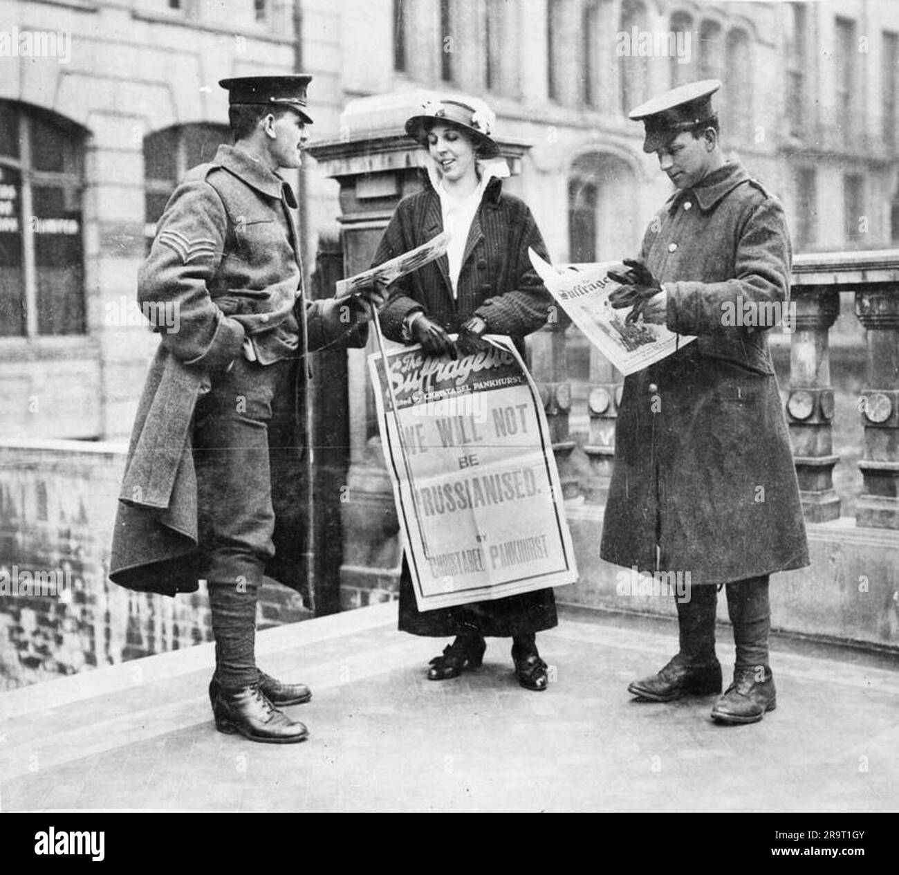Attivista per i diritti delle donne che distribuisce il giornale Suffragette ai militari britannici, 16 aprile 1915. Ha in mano un poster per il giornale, edito da Christabel Pankhurst, che mostra il titolo "non saremo prussianizzati”. Foto Stock
