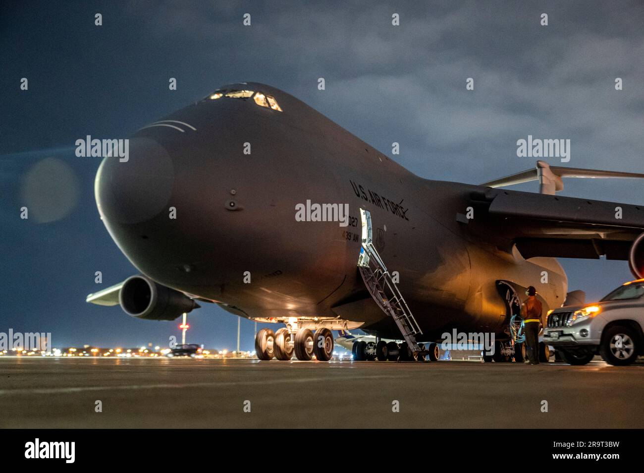 UN U.S. Air Force C-5 Galaxy Aircraft atterra all'aeroporto internazionale Jorge Chávez durante Resolute Sentinel 23 a Lima, Perù, il 27 giugno 2023. Resolute Sentinel è un'azienda statunitense Esercitazione Southern Command guidata dalla 12th Air Force (Air Forces Southern). L'esercizio durerà circa un mese, da giugno a luglio 2023. Resolute Sentinel migliora la preparazione collettiva dei partecipanti attraverso la formazione congiunta in materia di interoperabilità nel settore della difesa, progetti medici, ingegneristici e scambi di conoscenze. (STATI UNITI Foto dell'Air Force del Technical Sgt. Shawn White) Foto Stock