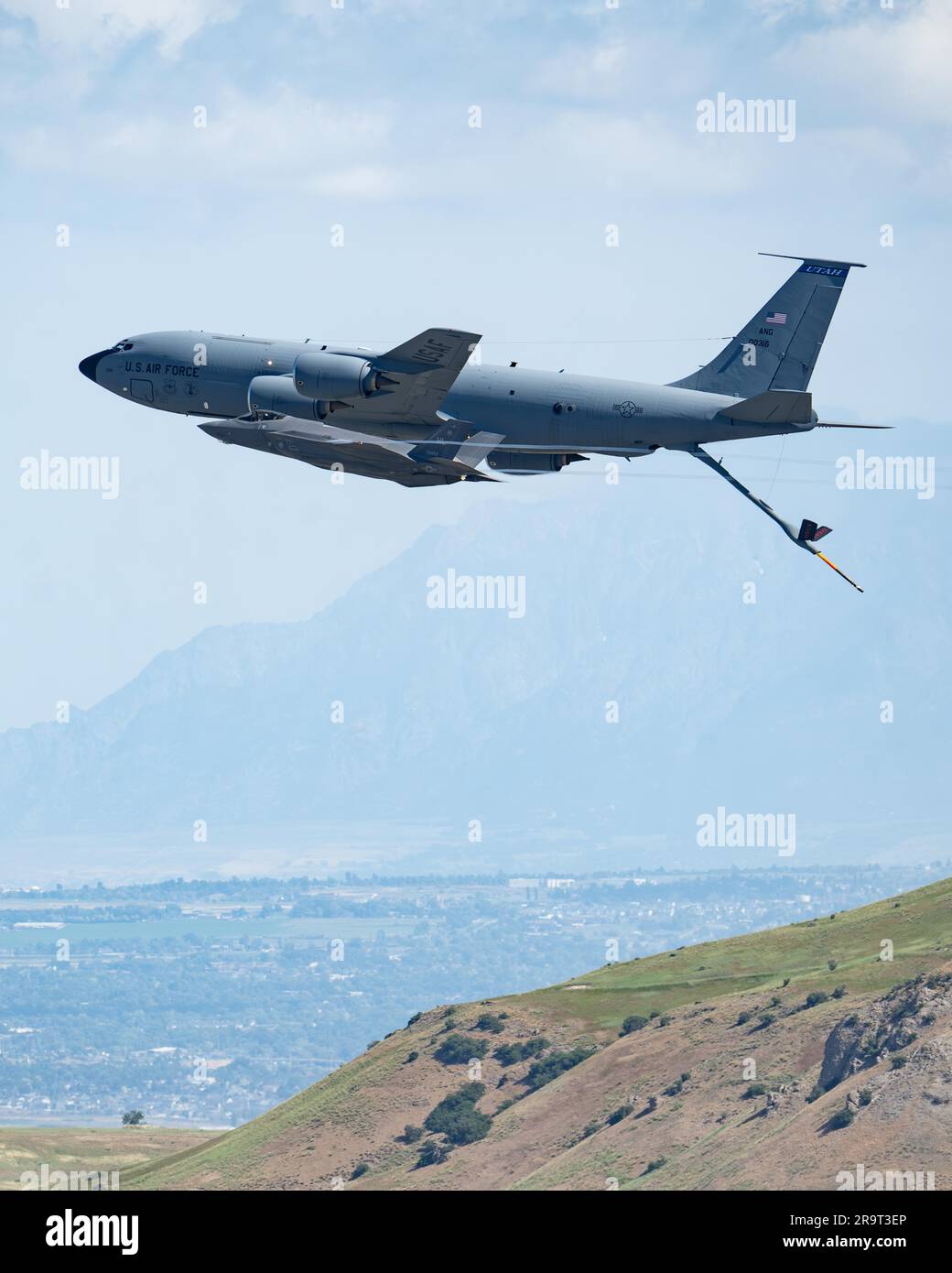 Un KC-135 Stratotanker assegnato al 151st Air Refueling Wing e due F-35 assegnati alla Hill Air Force base volano sopra Salt Lake City, Utah, durante l'operazione Centennial Contact, il 27 giugno 2023. Durante l'operazione, più di 150 aerei hanno volato sopra le comunità di tutto il paese e di tutto il mondo per onorare 100 anni di eccellenza nel rifornimento aereo. Il rifornimento aereo funge da moltiplicatore di forza, aumentando la velocità, la portata, la letalità, la flessibilità e la versatilità degli aerei da combattimento. (STATI UNITI Foto dell'aeronautica militare del sergente Thomas Barley) Foto Stock