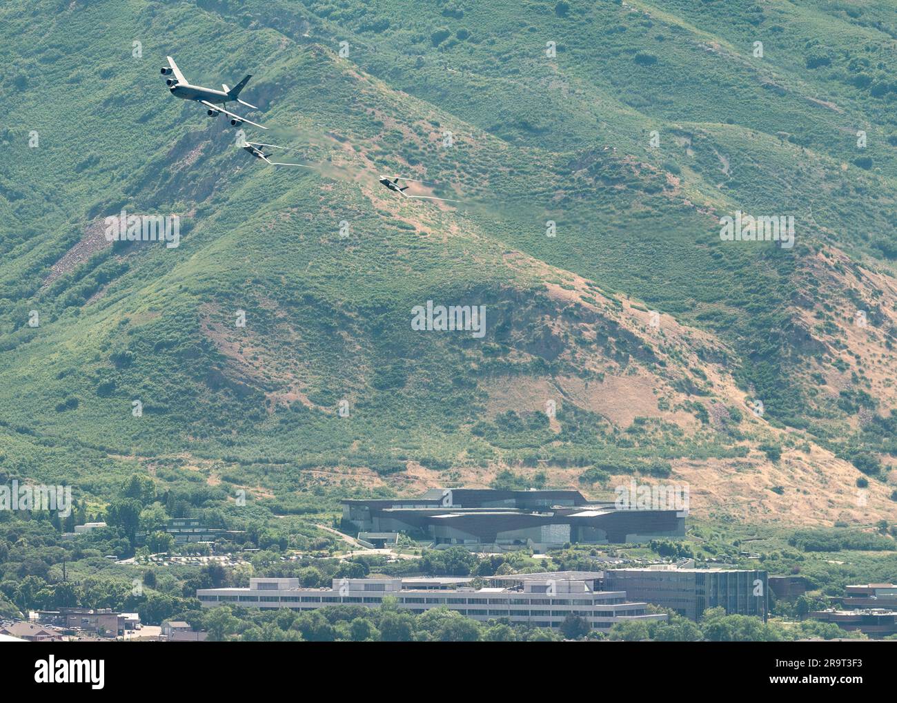 Un KC-135 Stratotanker assegnato al 151st Air Refueling Wing e due F-35 assegnati alla Hill Air Force base volano sopra Salt Lake City, Utah, durante l'operazione Centennial Contact, il 27 giugno 2023. Durante l'operazione, più di 150 aerei hanno volato sopra le comunità di tutto il paese e di tutto il mondo per onorare 100 anni di eccellenza nel rifornimento aereo. Il rifornimento aereo funge da moltiplicatore di forza, aumentando la velocità, la portata, la letalità, la flessibilità e la versatilità degli aerei da combattimento. (STATI UNITI Foto dell'aeronautica militare del sergente Thomas Barley) Foto Stock