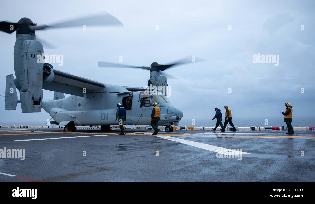 230623-N-XO158-1082 OCEANO ATLANTICO (23 giugno 2023) i marinai si preparano a disincatenare un MV-22B Osprey, assegnato ai “Blue Knights” del Marine Medium Tiltrotor Squadron (VMM) 365, durante le operazioni di volo sul ponte di volo della nave d'assalto anfibio USS Wasp (LHD 1), 23 giugno 2023. WASP è in corso di esecuzione di test e valutazioni della fase di base. (STATI UNITI Foto della Marina di Mass Communication Specialist 2nd Class Sydney Milligan) Foto Stock