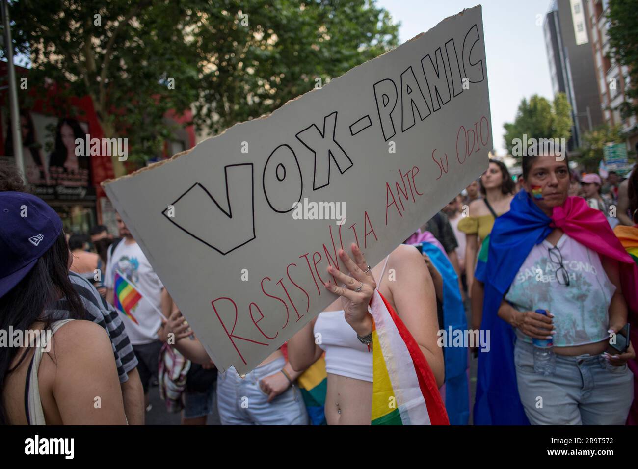 Madrid, Spagna. 28 giugno 2023. Una donna ha in mano un cartello che dice "VOX - panico, resisti al tuo odio" durante la marcia critica dell'orgoglio per le strade di Madrid. Diversi gruppi che compongono la Critical Pride Platform di Madrid hanno organizzato una manifestazione alternativa contro gli eventi ufficiali del World Pride e cercano di rivendicare i diritti del collettivo LGTBIQ. (Foto di Luis Soto/SOPA Images/Sipa USA) credito: SIPA USA/Alamy Live News Foto Stock