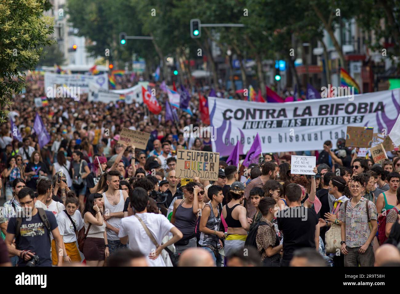 Madrid, Spagna. 28 giugno 2023. I manifestanti con striscioni e bandiere marciano per le strade di Madrid durante la marcia critica dell'orgoglio. Diversi gruppi che compongono la Critical Pride Platform di Madrid hanno organizzato una manifestazione alternativa contro gli eventi ufficiali del World Pride e cercano di rivendicare i diritti del collettivo LGTBIQ. (Foto di Luis Soto/SOPA Images/Sipa USA) credito: SIPA USA/Alamy Live News Foto Stock