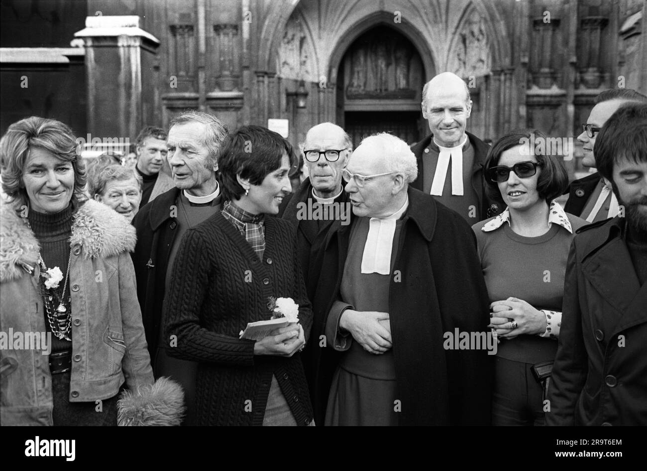 Il popolo della Pace fuori dall'Abbazia di Westminster a Londra. Jane Ewart Biggs, (L) Joan Baez,(C) la cantante folk americana incontra l'Arcivescovo, Betty Williams (R). Il movimento per la pace è stato fondato per cercare di portare la pace nell'Irlanda del Nord. Londra, Inghilterra 6 dicembre 1976. HOMER SYKES, REGNO UNITO, ANNI '1979 Foto Stock
