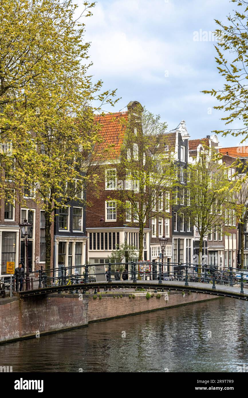 Piccolo ponte pedonale a Brouwersgracht lungo il Canale dei Brewer ad Amsterdam Foto Stock