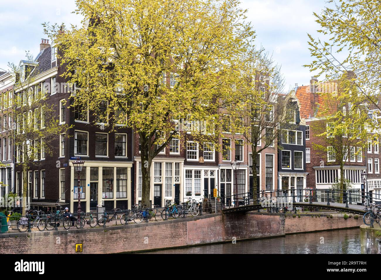Piccolo ponte pedonale a Brouwersgracht lungo il Canale dei Brewer ad Amsterdam Foto Stock