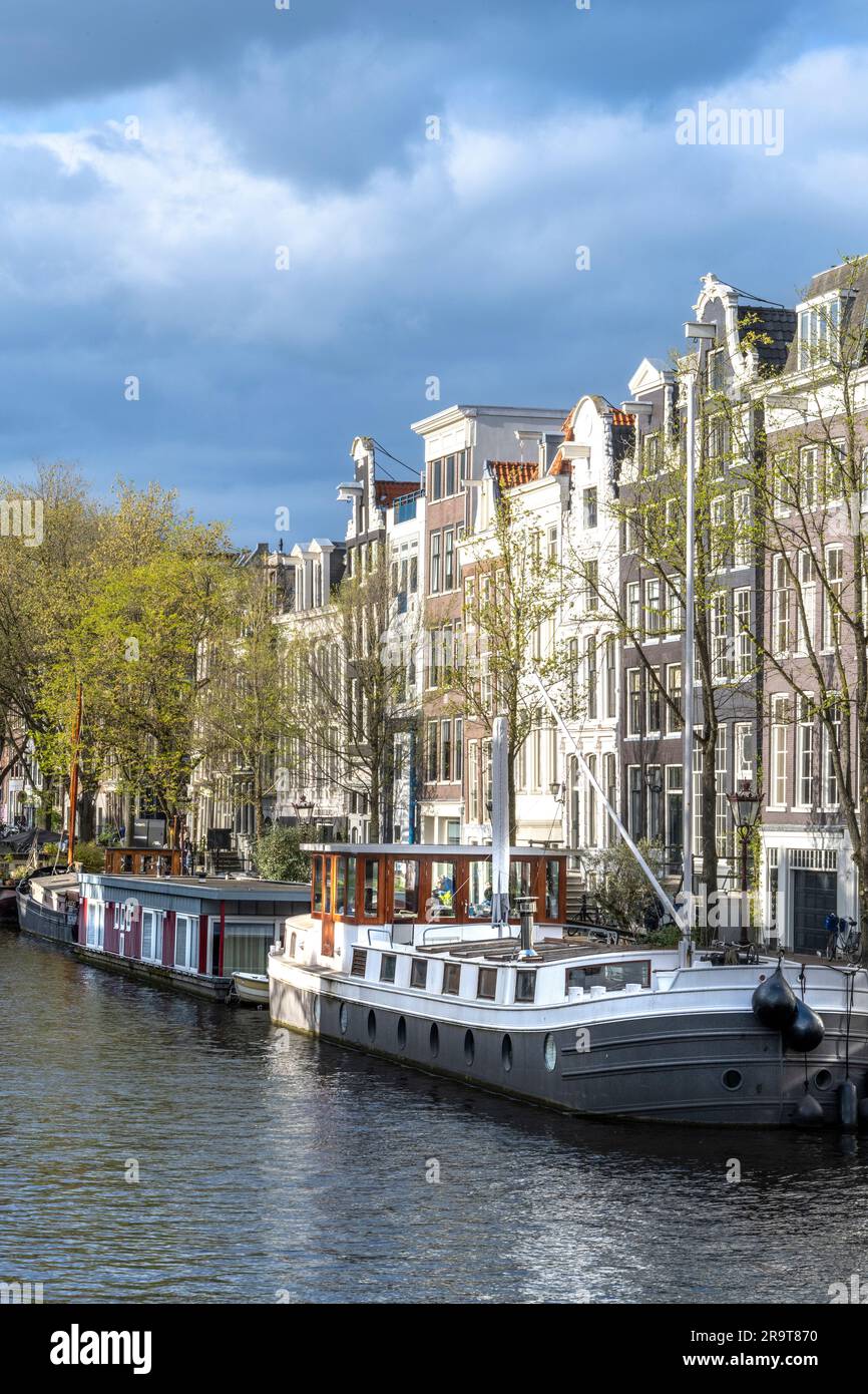 Case sui canali e case galleggianti su un canale di Amsterdam Foto Stock