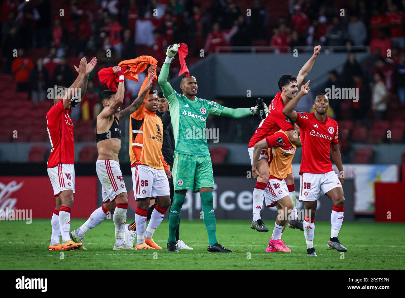 Porto Alegre, Brasile. 28 giugno 2023. RS - PORTO ALEGRE - 06/28/2023 - LIBERTADORES 2023, INTERNACIONAL X INDIPENDENTE MEDELLIN - i giocatori dell'Internacional celebrano la loro vittoria al termine della partita contro l'Independiente Medellin allo stadio Beira-Rio per il campionato Libertadores 2023. Foto: Maxi Franzoi/AGIF/Sipa USA credito: SIPA USA/Alamy Live News Foto Stock