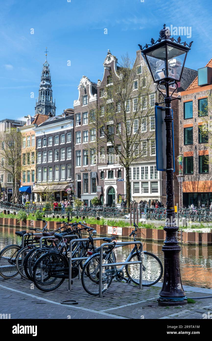 Edificio lungo Oudezijds Street nel quartiere a luci rosse di Amsterdam Foto Stock