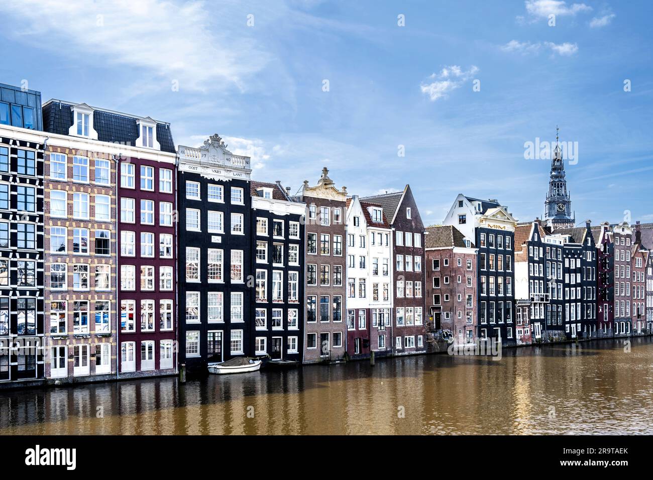 Le case Damrak di Amsterdam con la torre Oudekerkstoren sullo sfondo Foto Stock