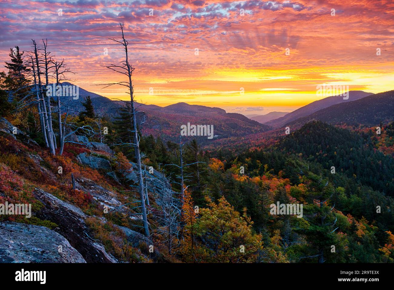 Alba sul Monte Baxter in autunno, monti Adirondack, New York, USA Foto Stock