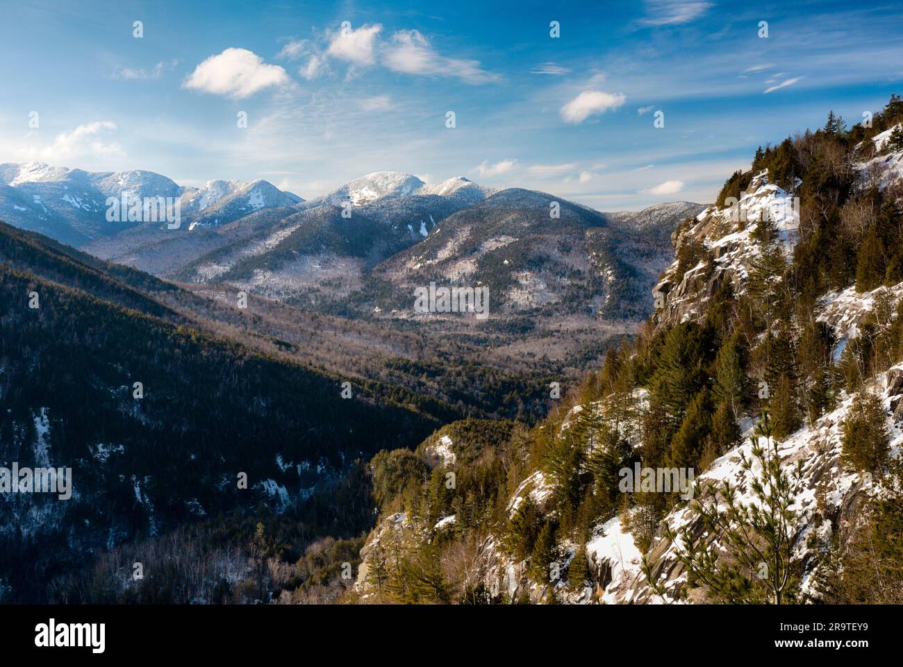 Le High Peaks in inverno da Giant Mountain, Adirondack Mountains, New York, USA Foto Stock