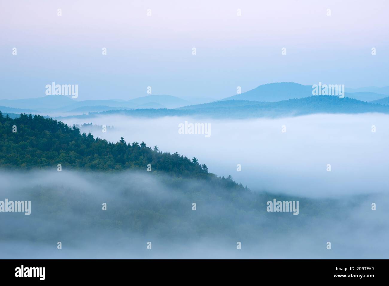 Paesaggio ricoperto di fitte nuvole da Kipp Mountain, Adirondack Mountains, New York, USA Foto Stock